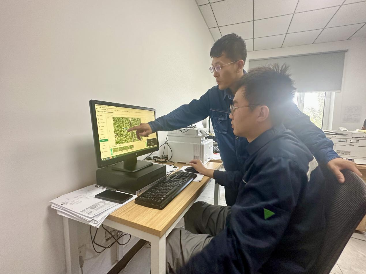 男人拿着笔记本电脑AI 生成的内容可能不正确。