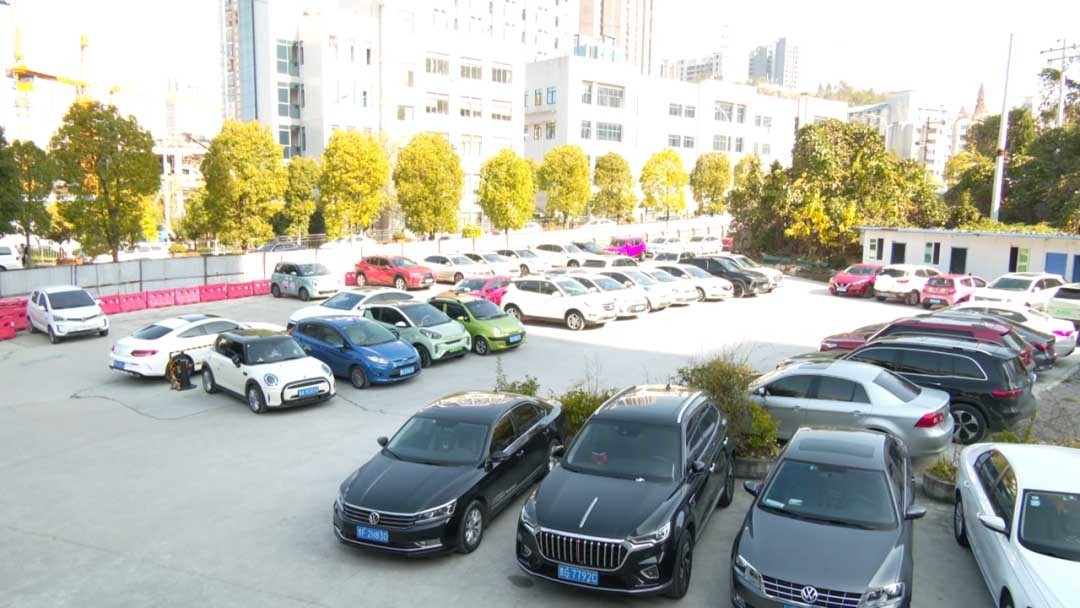 安顺西秀区人民医院职工让车位缓解“停车难”