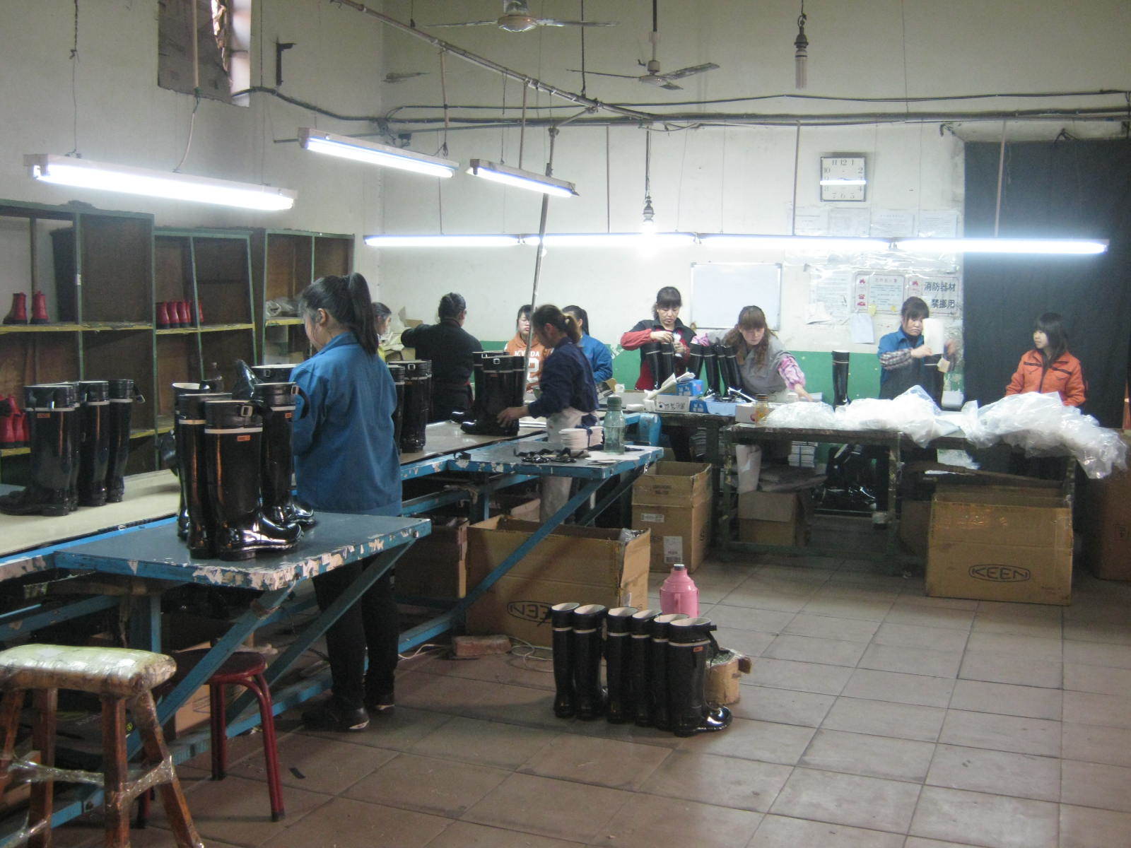 In 1992,the Sinyang Shoes Factory was founded.
