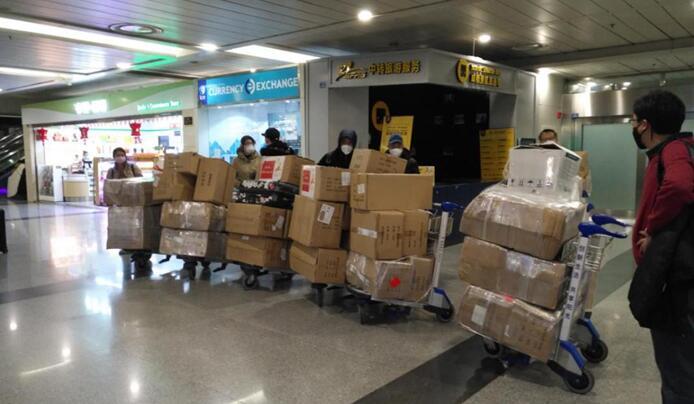 省旅投集团捐赠首批紧缺防疫物资运抵华西医院