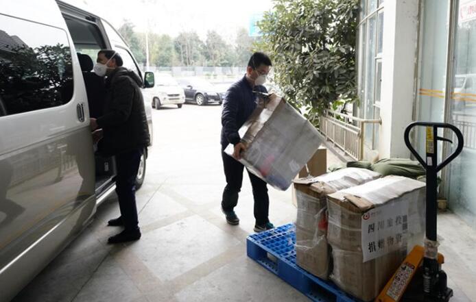 省旅投集团捐赠首批紧缺防疫物资运抵华西医院