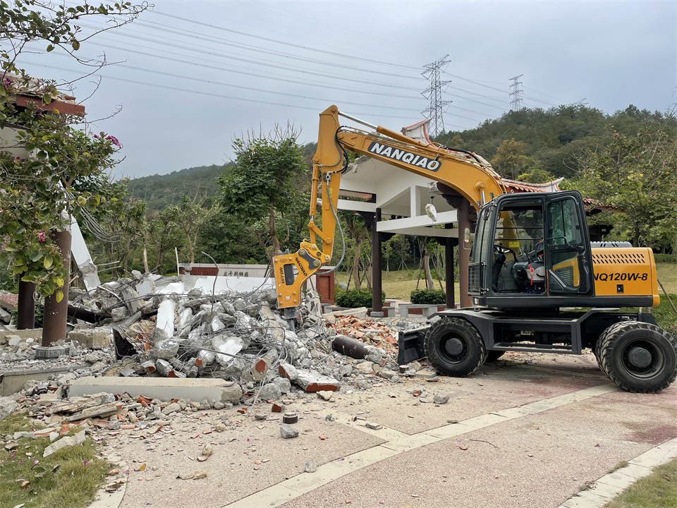 福建挖掘機：下面講一講小挖掘機發(fā)動機油和水溫高緣故