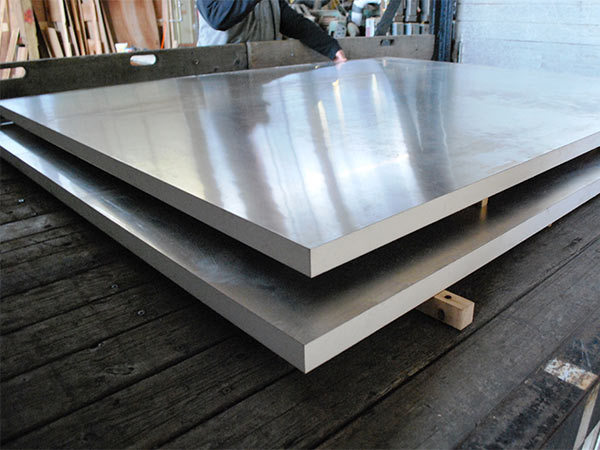 What are the properties of stainless steel plates?