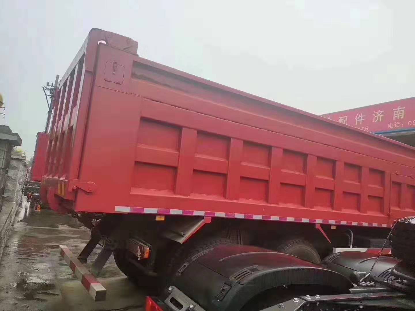 中国重汽制造的前四后八自卸车