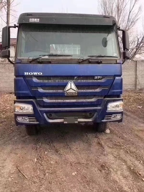右置豪沃牵引车