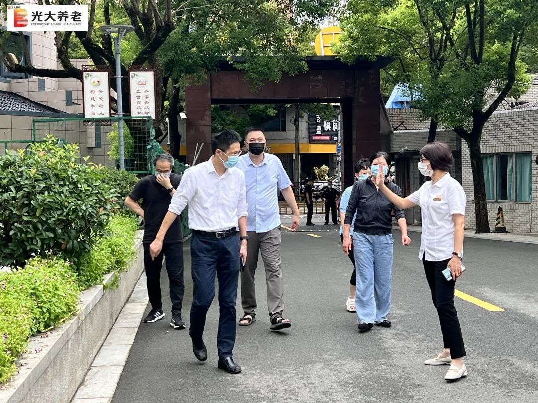 宁波市民政局局长胡杰亲下防汛一线，指导伟德国际1946bv官网·宁波福龄颐养院做好防汛工作