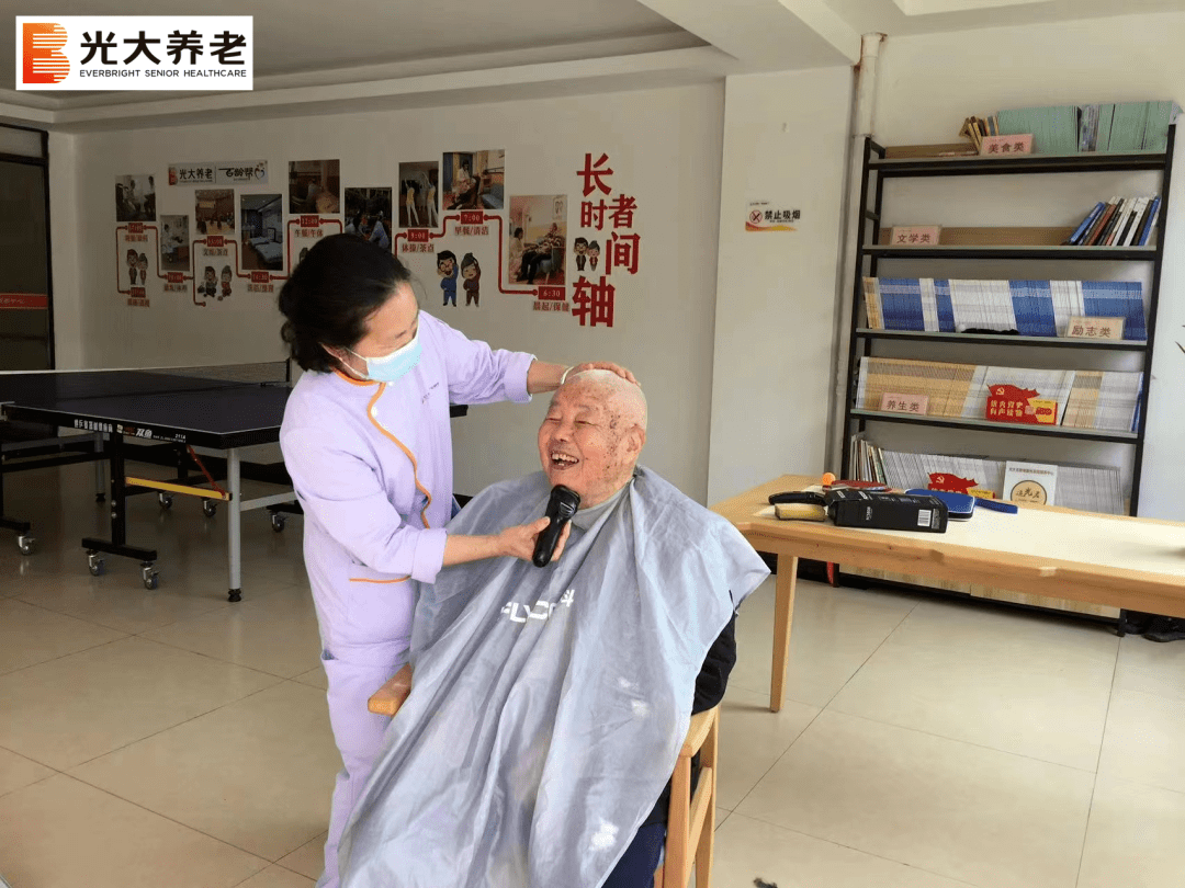 伟德国际1946bv官网·庆元馨悦家园颐养中心的这位会理发的护理员多才多艺