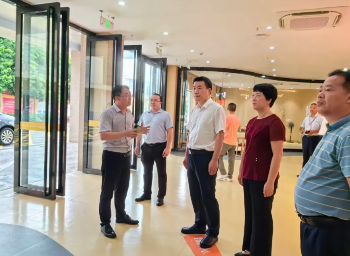广西壮族自治区贵港市委常委、市人民政府副市长汪喜华，莅临伟德国际1946bv官网·覃塘颐养中心考察调研