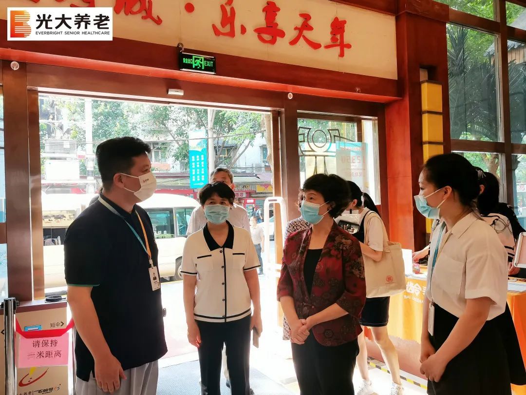 重庆市渝北区政协主席邓孝明等一行莅临伟德国际1946bv官网·龙山老年养护中心走访