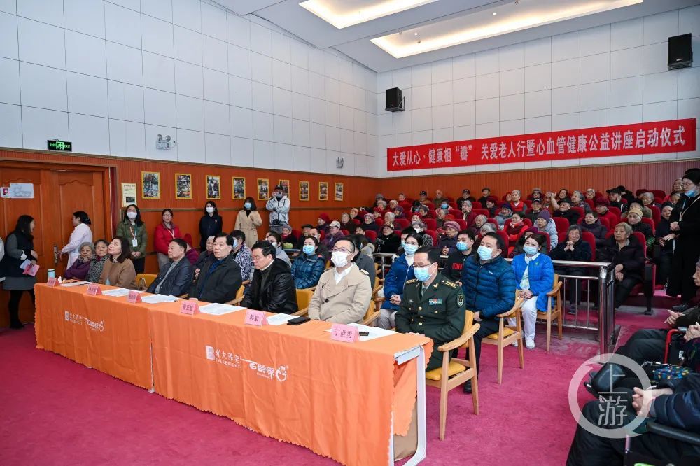 不出门、不排队，享受心脑血管专家们义诊服务，爷爷奶奶很开心