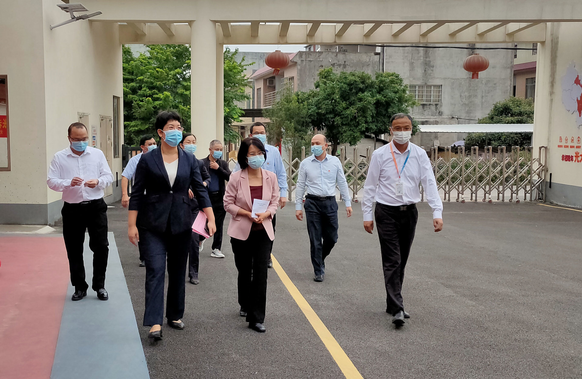 贵港市领导到光大百龄帮·覃塘颐养中心开展“礼赞二十大，携手敬老情”主题党日共建活动暨“敬老月，送温暖”走访活动