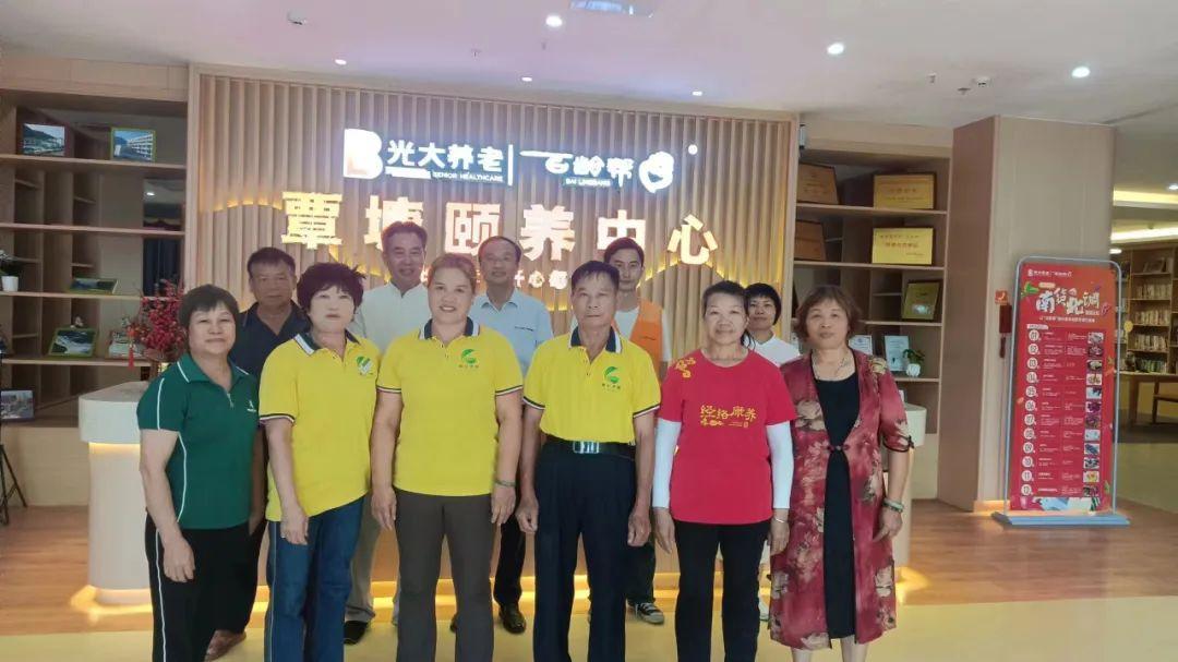 “健好轻钢别墅”送温暖，覃塘颐养中心老人笑开颜