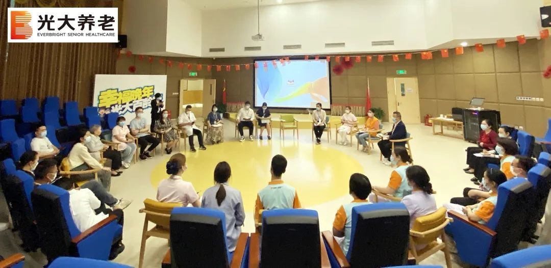 突发事件，水管爆裂长者忧；多方协作，紧急转移长者安