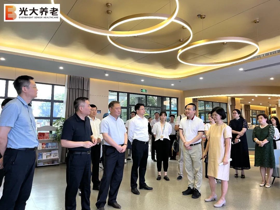 重庆市政协党组成员、副主席徐代银一行莅临伟德国际1946bv官网解放碑项目调研