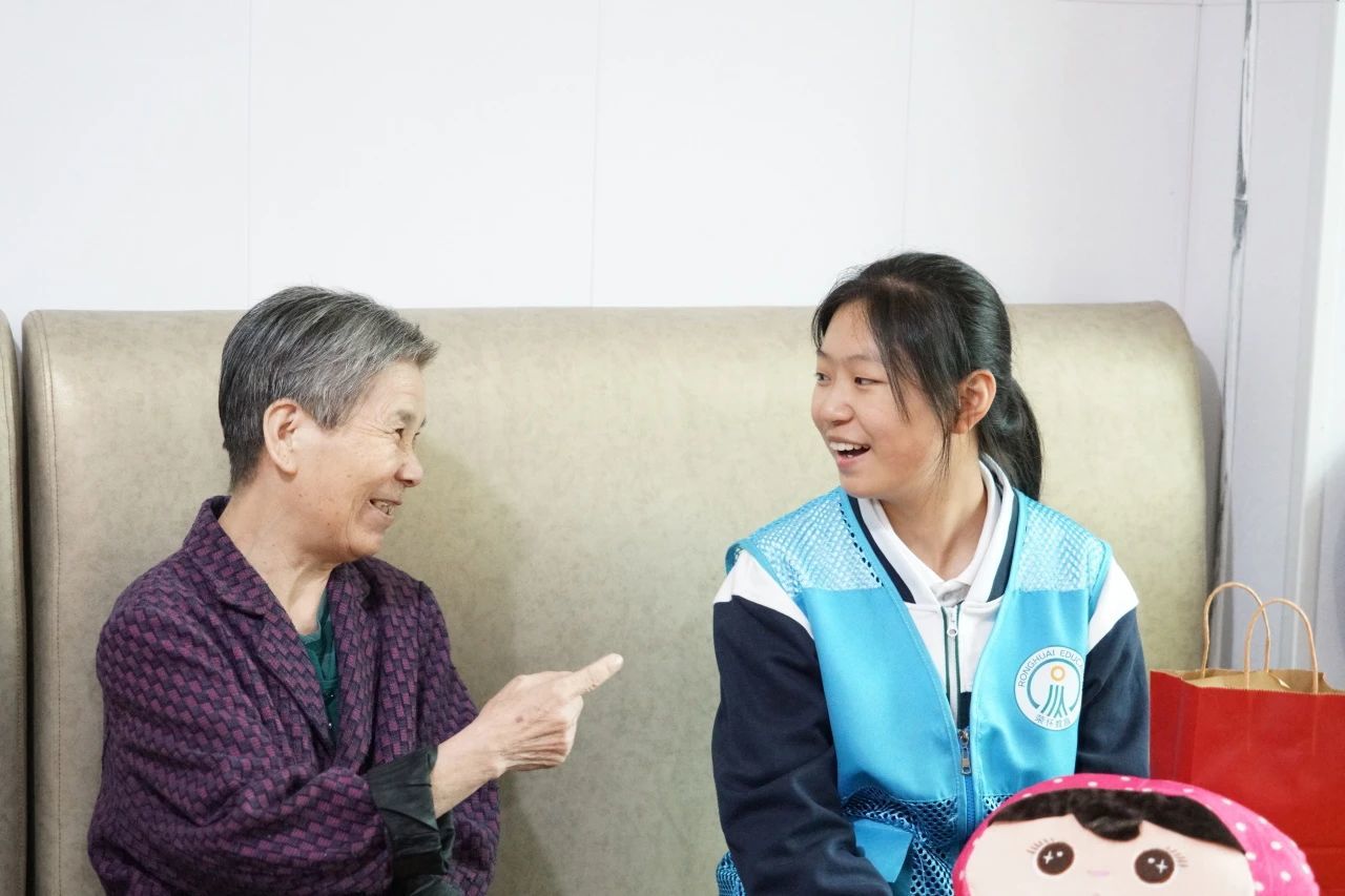 爱满重阳 情暖人心 | 荣怀实验中学走进诸暨市晚霞红养老院