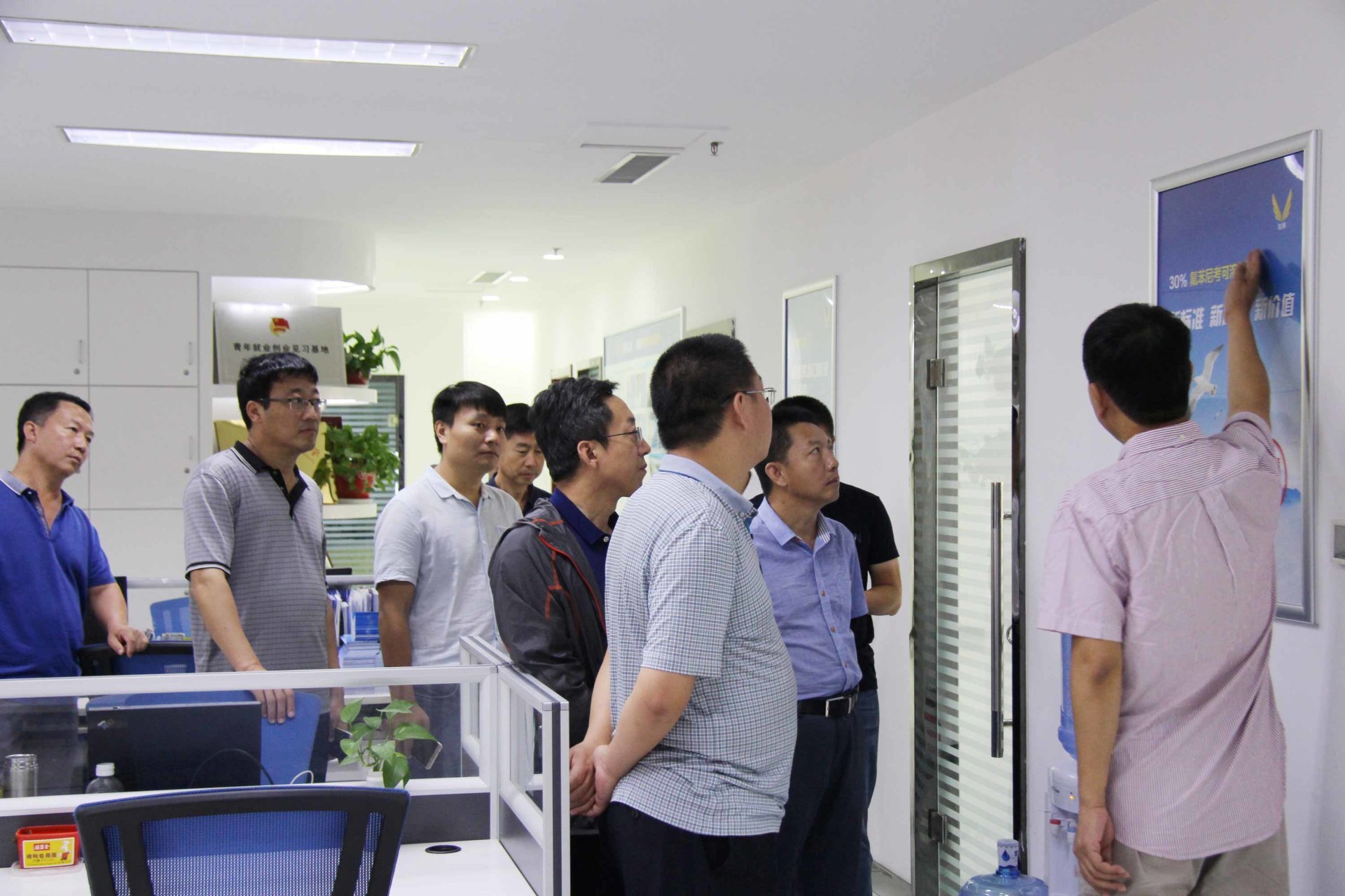 河北灤牧股份攜縣政府農業考察團蒞臨公司參觀考察