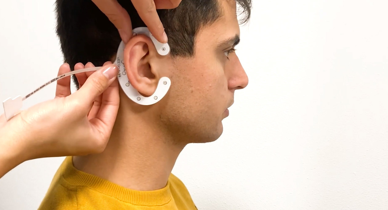 如何使用耳周电极片？