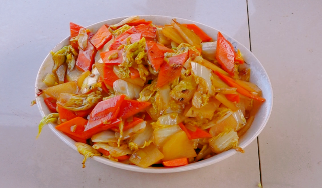 娃娃菜不用再做汤，与土豆和胡萝卜炒一起，颜色鲜艳营养还丰富！