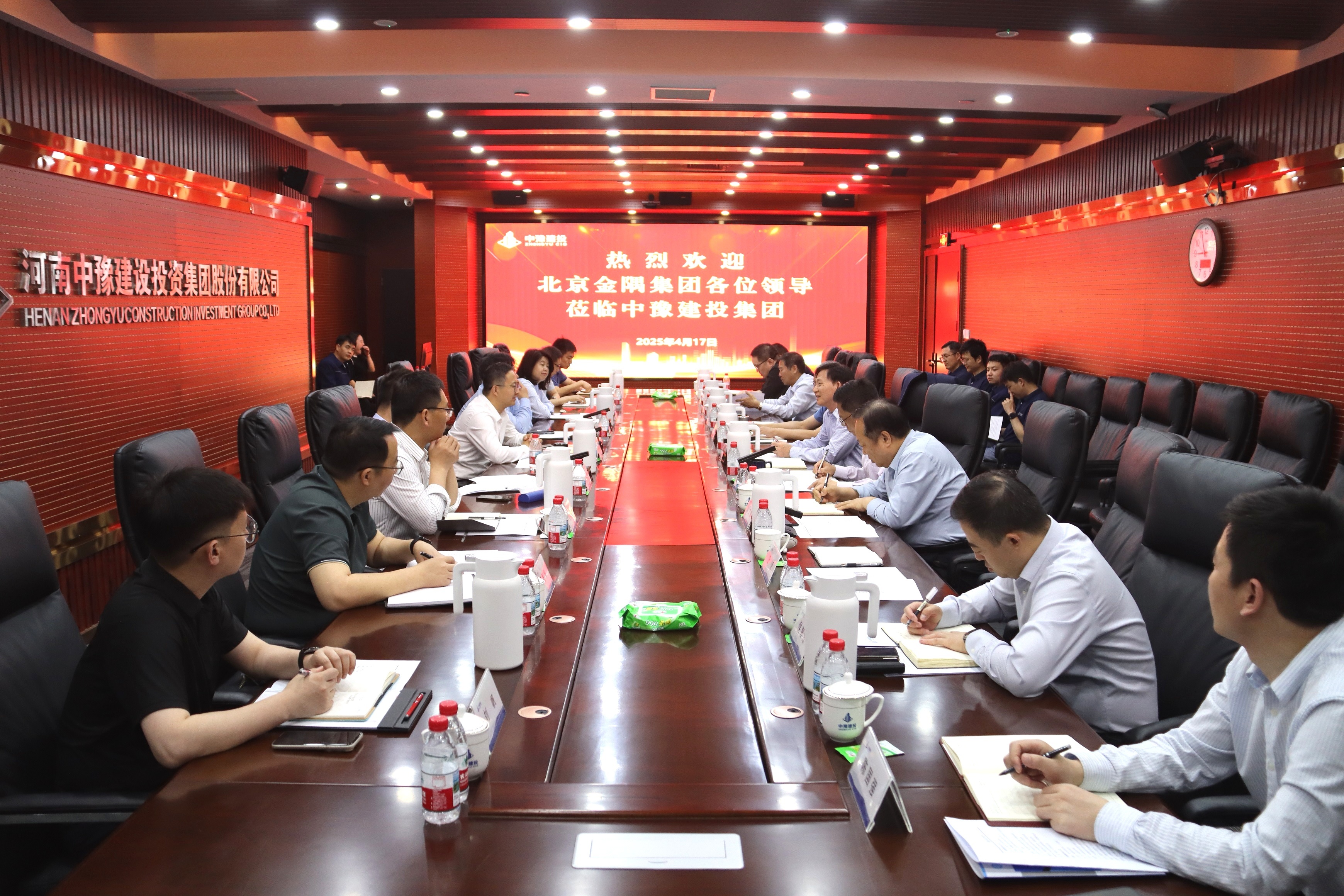 人生就是搏(中国区)官方网站建投集团与北京金隅集团举行工作会谈