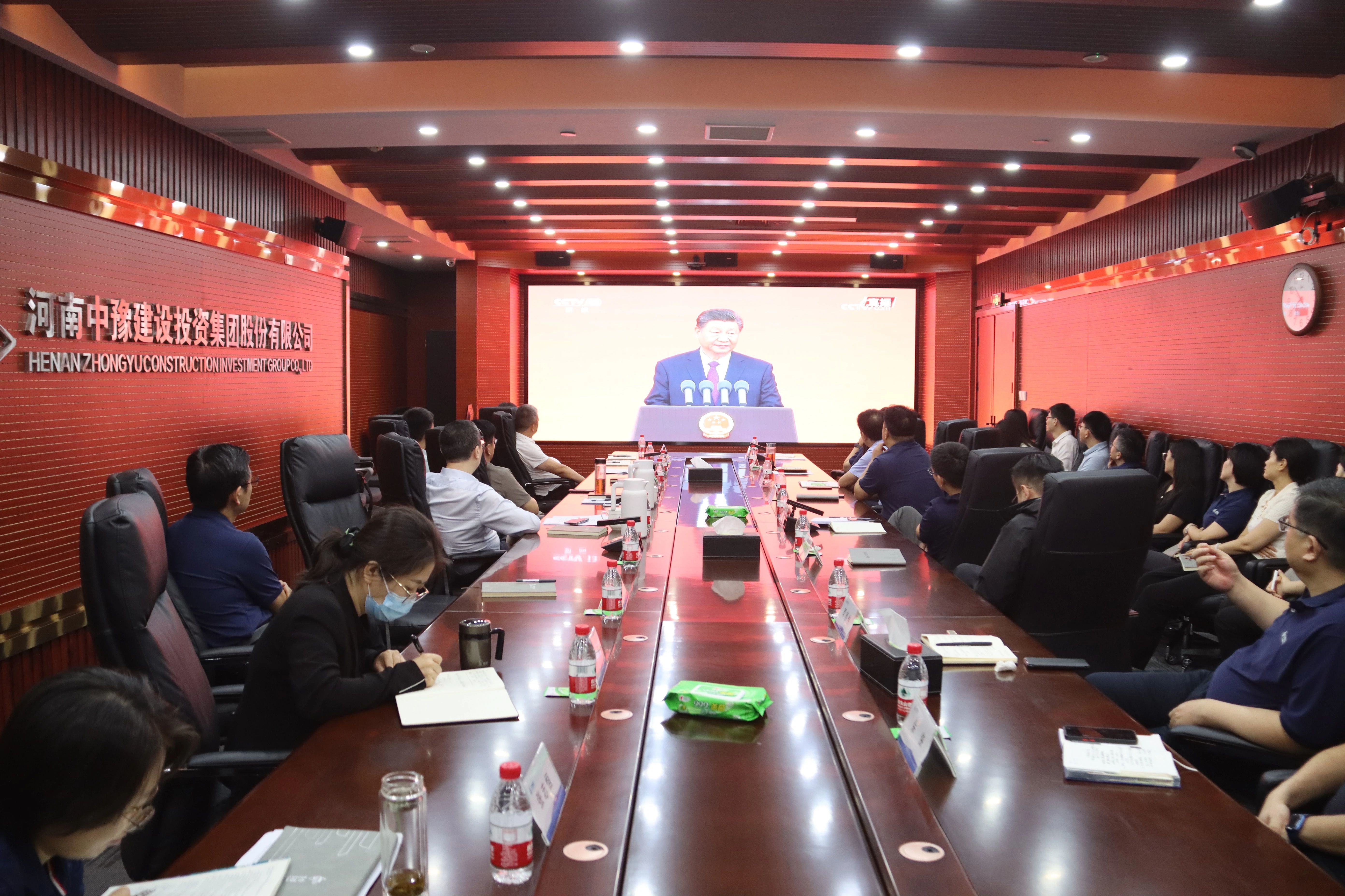 向英雄致敬 向楷模学习 人生就是搏(中国区)官方网站建投集团集中观看中华人民共和国国家勋章和国家荣誉称号颁授仪式