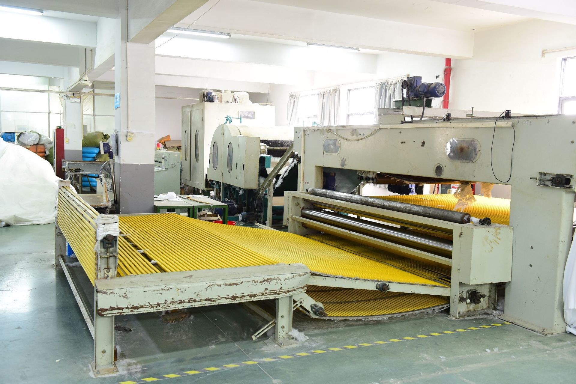 Cotton-filling machine Cotton-filling machine