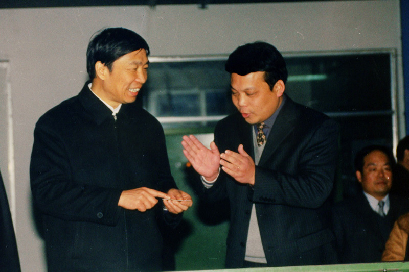 Chairman of Huaxin introduced Huaxin's card materials to State Vice President Li Yuanchao