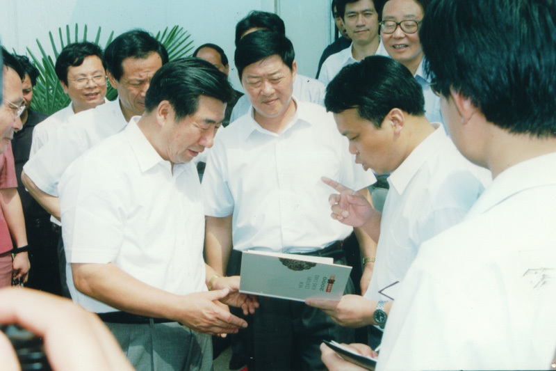Chairman of Huaxin presented a souvenir card made of Huaxin materials to Vice Premier Hui Liangyu
