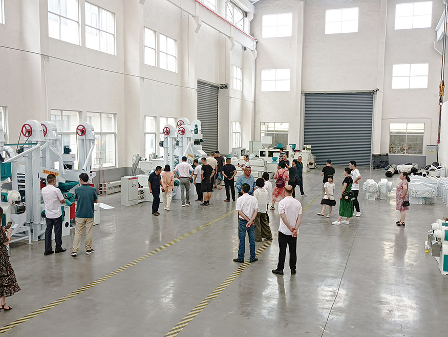 In July 2021, customers came to visit Shuanghu Factory