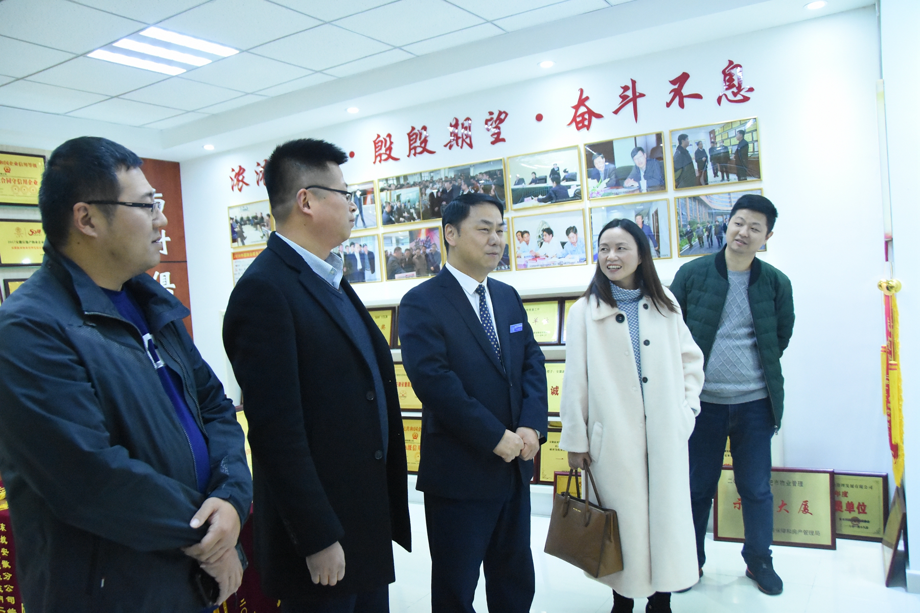 合肥市文明辦張素琴處長一行蒞臨新亞物業檢查指導工作