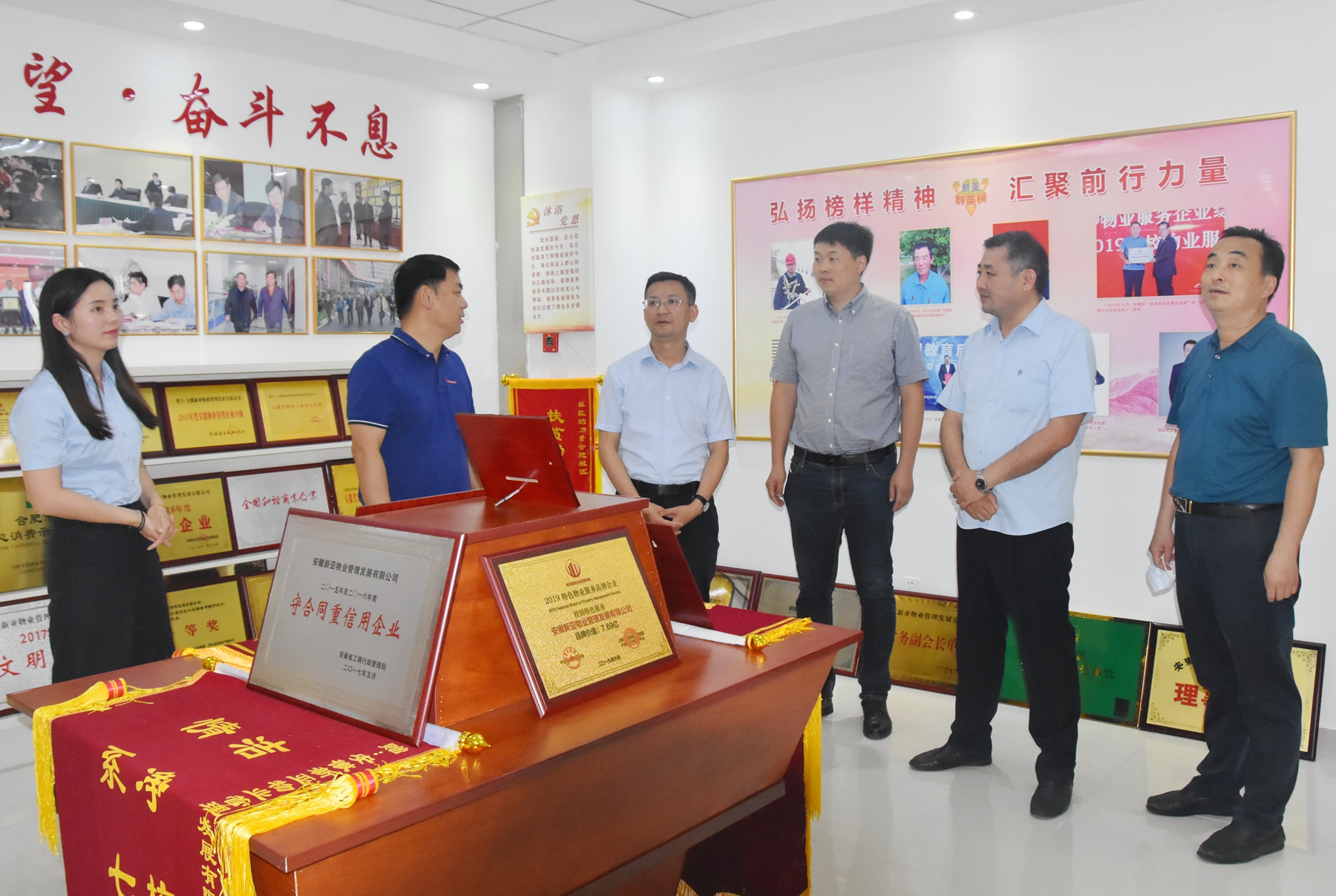 合肥市第八中學領導送錦旗為公司防疫工作點贊