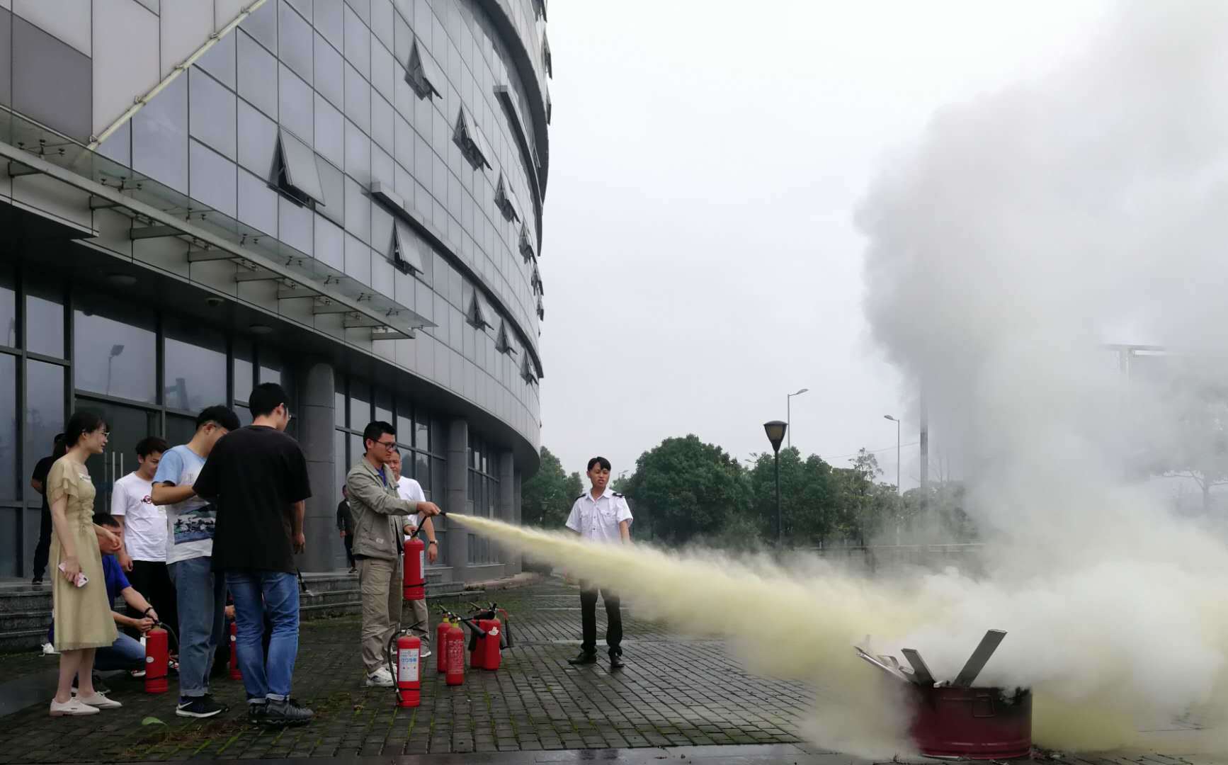 新亞物業管屬的中國移動等多個物業項目舉行消防演練活動