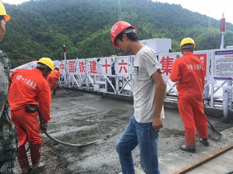 福建省厦蓉扩容9标中国铁建十六局桥面标准化观摩会