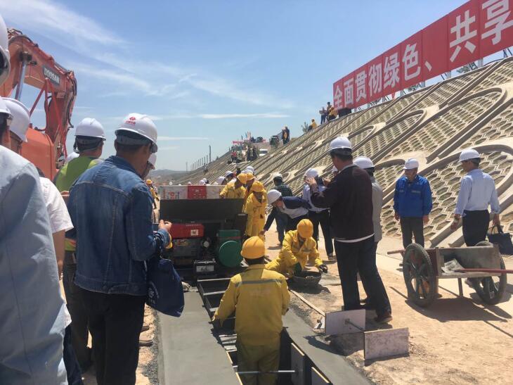 鐵道公司參觀京張客專中國港灣路基和排水溝矩形渠道滑模機觀摩會