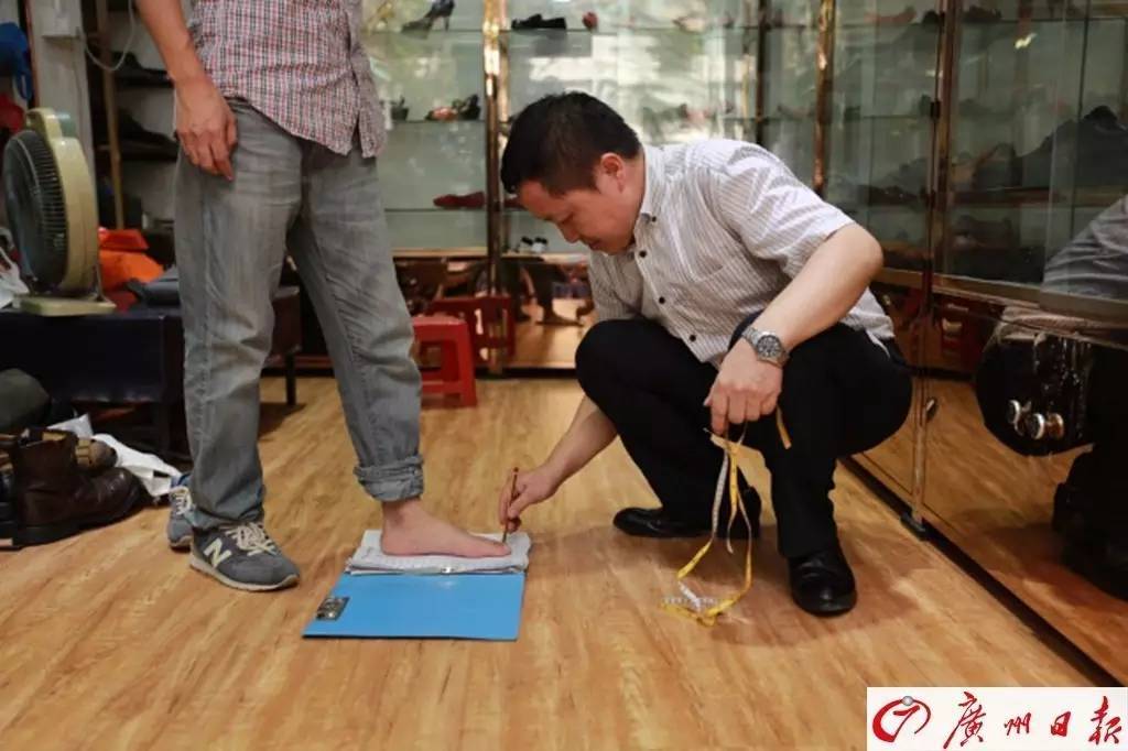 来这做鞋竟然要先打石膏，而且千金难求……广州这个鞋匠让人震惊了！ 
