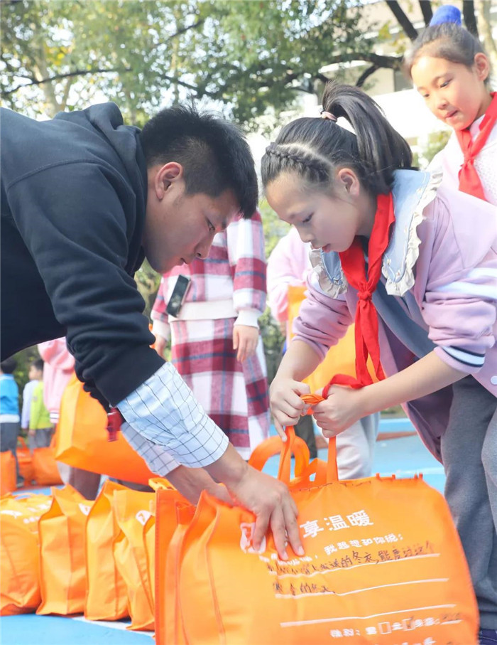 爱心传千里 真情暖人间丨泛城设计参加“情系伙伴 • 共享温暖”公益活动