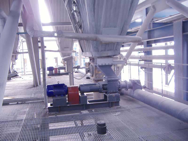 Pipe in pipe pneumatic ash conveying system