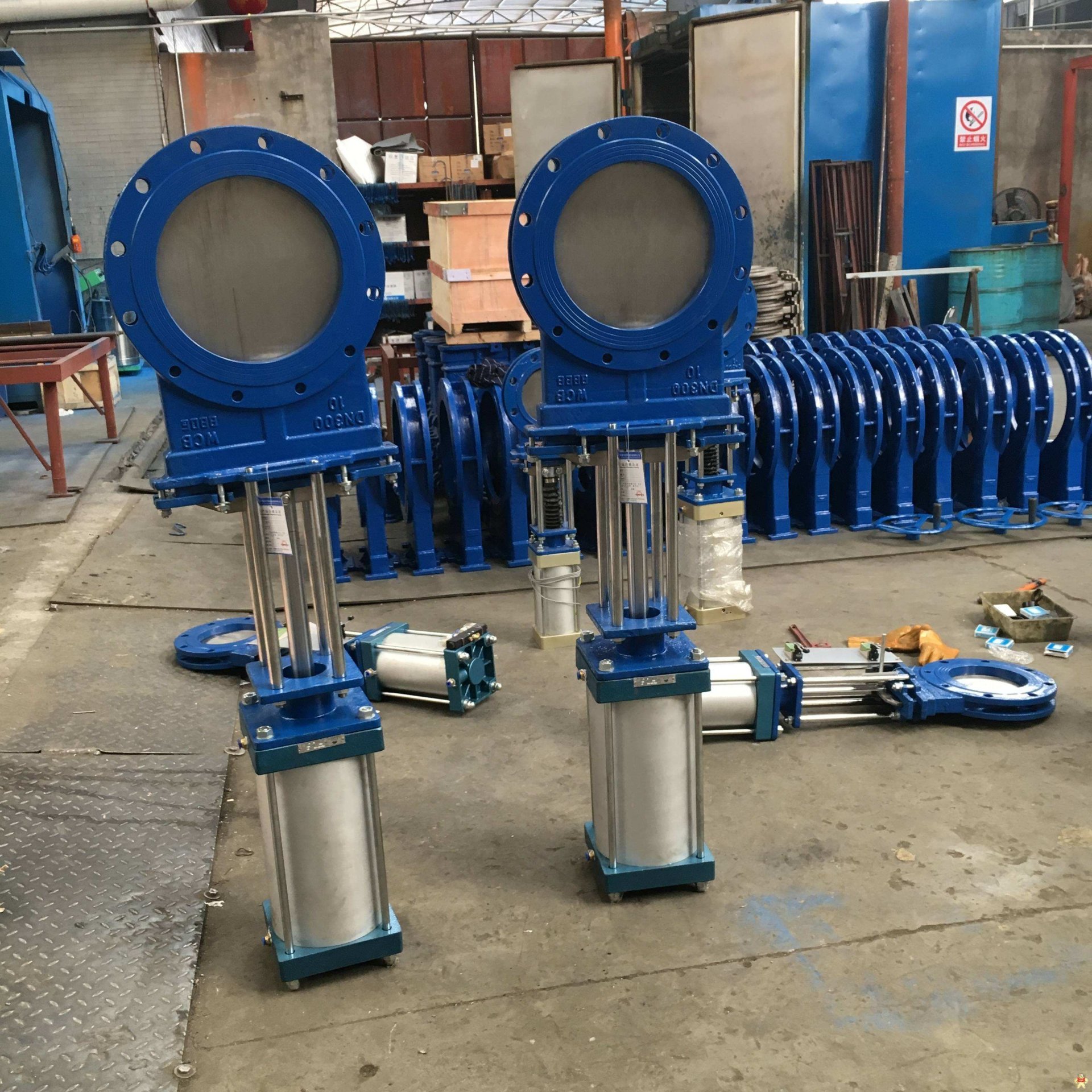 Pneumatic thin gate valve