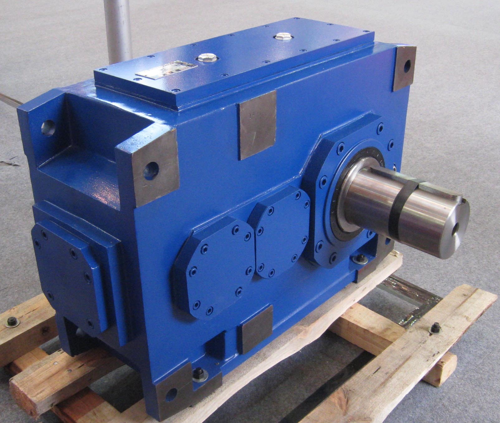 Helical gearbox for dumper driving units