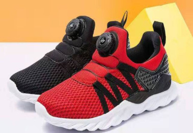 An improved simple assembled rotating shoelace buckle production method