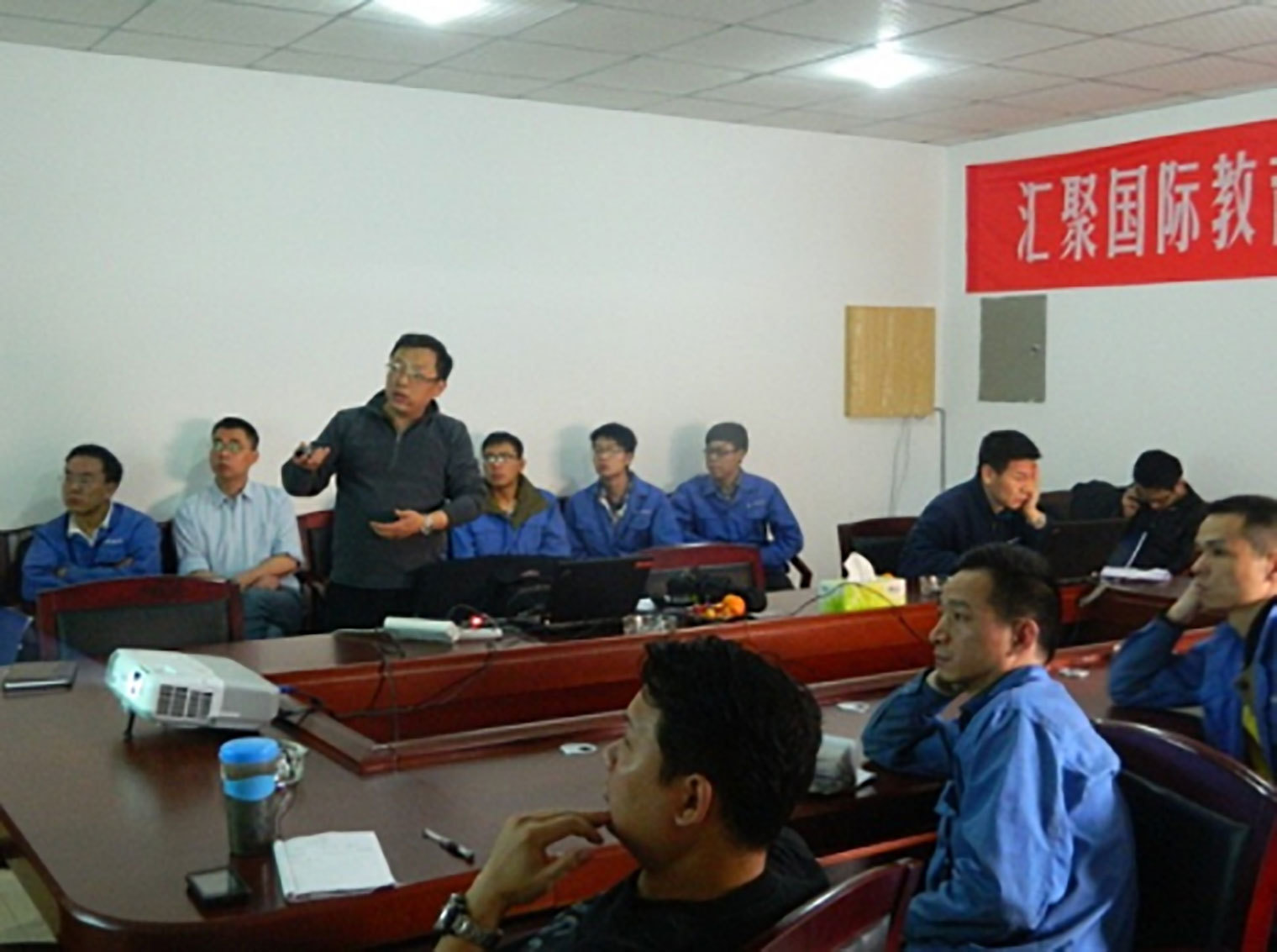 漢德認(rèn)證楊老師給公司管理層授課——規(guī)范企業(yè)內(nèi)部流程