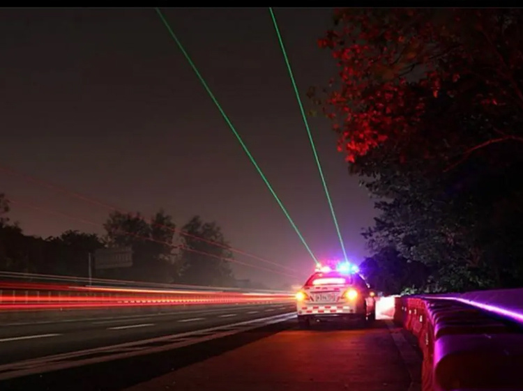 高速激光燈在巡邏車上使用