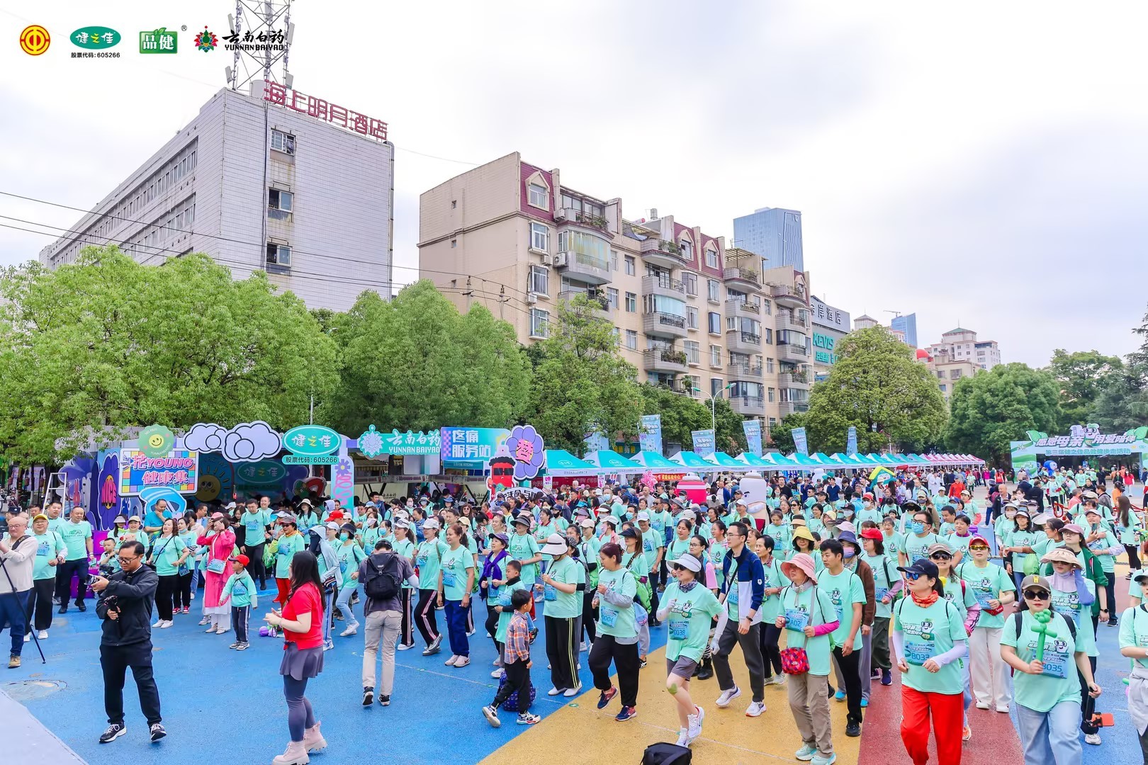 蓝花楹盛开的母亲节，奥运冠军带领500市民“走花路”