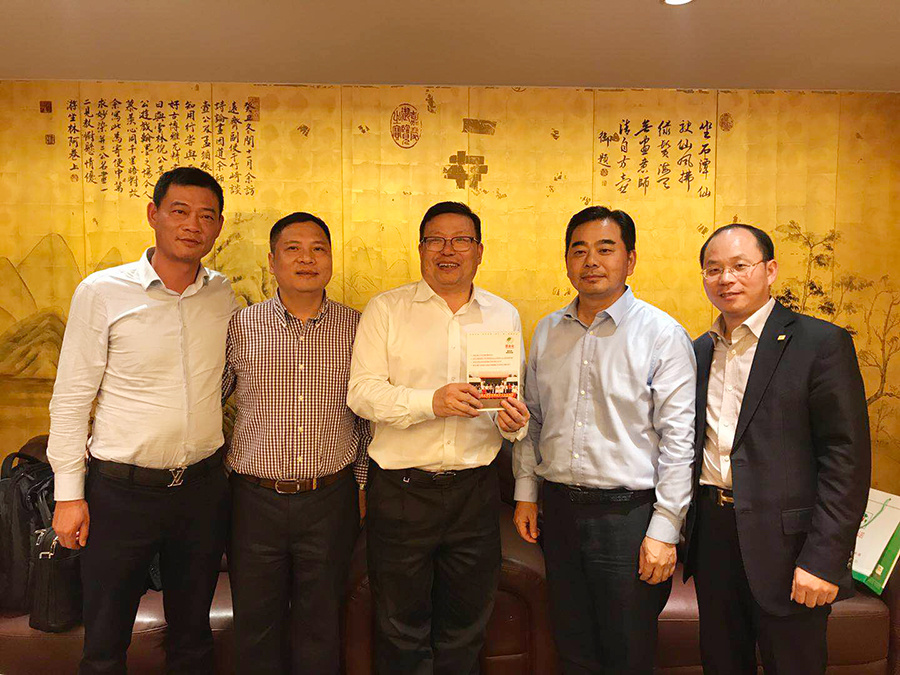为加强壹金会会员间的沟通与交流，学习先进成员的生产模式和管理经验，壹金会于2017年9月赴银宝山新考察期间形成了接续承办机制，重庆渝江压铸有限公司（简称“渝江压铸”）周道学董事长现场邀请会员企业前往参观交流。   11月2日—3日，壹金会余瑾会长携手壹金会会员及特邀嘉宾一行18人应邀前往渝江压铸进行参观交流活动，受到了周道学董事长的热情接待。 11月2日，壹金会会员及特邀嘉宾一行前往渝江压铸参观交流，参观了厂房、办公区域、企业产品展示区，对渝江压铸的产品特色、生产工艺等方面进行了详细了解和体验，并就企业合作、行业前景等问题组织了座谈交流会。大家纷纷表示，从渝江看到很多亮点，值得参考借鉴。  当日晚上，渝江压铸周道学董事长为大家组织了隆重的招待晚宴，尽显地主之谊。晚宴上，余瑾会长为大家签赠了《壹金会会刊》，并宣布壹金会下一次活动将由吉利承办，邀请大家届时前往宁波吉利参观交流。  参观交流期间，壹金会部分成员在周道学董事长的陪同下参加了高尔夫热身赛和正式比赛，切磋球技、以球会友，积极推动了会员间的交流与合作。  重庆渝江压铸有限公司是一家主要从事精密配件相关的高科技企业。公司创建于1992年，目前集团旗下拥有3家子公司，1家合资公司，现有员工5600余名，厂区占地面积33万平方米，厂房占地面积22万平方米，固定资产13亿人民币（约1.9亿美元），拥有国内外先进设备1300余台（套），具有年产7万余吨铝合金压铸产品的生产能力和机械加工年产达8000余万件各类铝合金零件的生产能力，是集设计、开发、铝合金压铸、机械加工、表面处理、模具设计和制造为一体的综合型民营企业。 壹金会自2017年7月22日成立以来，秉承“发挥资源优势、相互促进发展、长期紧密合作、互利互惠共赢”的原则，组织了多场企业参观交流活动，收获了参观者广泛的好评和认可。接下来，壹金会还将继续推进企业学习交流活动，打造更加高效、务实的服务平台，进一步促进会员企业间的优势互补，共探中国智造发展之路。