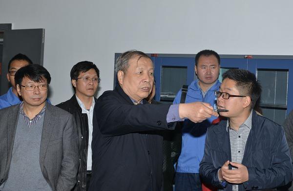 陈国靖专家与研究人员交流