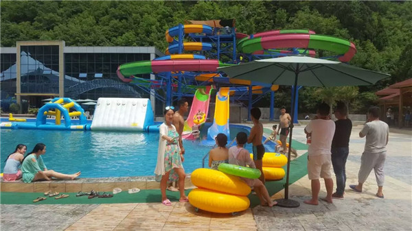 Zilan Lake Shanshui Huange was designed and constructed by Guangzhou Tenglong Water Park. The main water park equipment includes: 1. High-altitude spiral water slide. 2. High altitude raft slide. 3. Children's paddling pool. 4. Children's water village. 5. Standard swimming pool. 6. Flush off the water. Project area: 20000 square meters Project location: Guangyuan City, Sichuan Province Project time: 2016
