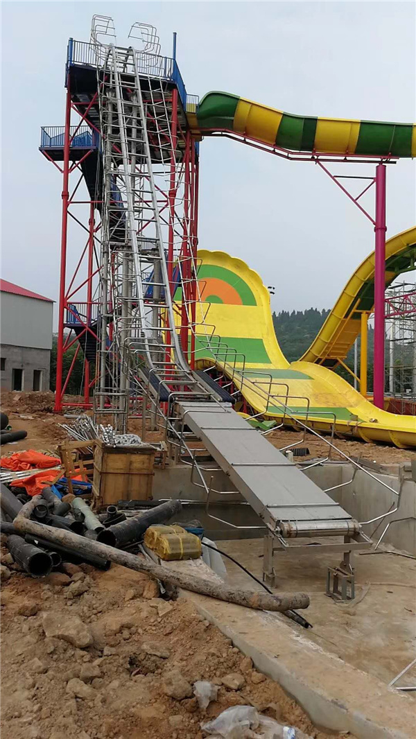 Hubei Xiaogan Water Park is a large-scale water park in Xiaogan. There are many entertainment projects here, including super loudspeakers, rainbow competition slides, high-speed slides, giant loop slides, space basin slides, spiral slides, soaring round slides, and children’s paddling pools. , Circulation River and other water amusement facilities. Here you can have both high-speed and thrilling passionate experience, as well as leisurely enjoyment of leisure and water play.