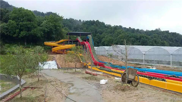 Hubei Xiaogan Water Park is a large-scale water park in Xiaogan. There are many entertainment projects here, including super loudspeakers, rainbow competition slides, high-speed slides, giant loop slides, space basin slides, spiral slides, soaring round slides, and children’s paddling pools. , Circulation River and other water amusement facilities. Here you can have both high-speed and thrilling passionate experience, as well as leisurely enjoyment of leisure and water play.