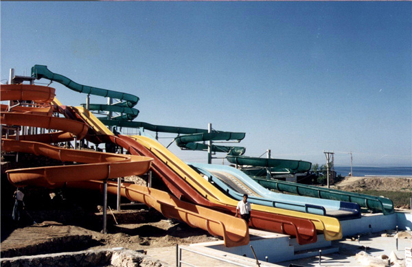 Shandong Weihai Water Park is located at the eastern end of the Shandong Peninsula. It faces the Yellow Sea in the north, east and south. The north faces the Liaodong Peninsula, the east faces the Korean Peninsula across the sea, and the west borders Yantai, Shandong. The water park covers an area of about 20,000 square meters, and the project has open spiral slides, high-speed slides, large-scale characteristic combined slides, wave pools, children's paddling pools and other water amusement equipment.
