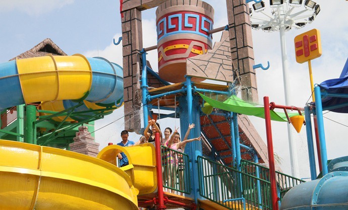 The Guanlan Ecological Water Park introduces advanced foreign technology and many of the world's most advanced water entertainment facilities, sets up various water slides and water activities, and provides amusement projects suitable for tourists of different ages. Including the super horn slide that has won the International Gold Award "Best New Project Award", the thrilling "Rainbow Slide", the popular cupola, children's water village, lazy river, wave pool and other water projects.