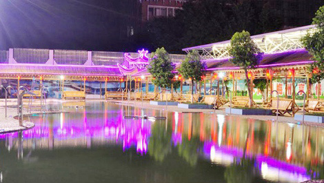 Meizhou Jinpan Water Park is a water park with the theme of "fitness, leisure, and entertainment". It has large water slides such as "fish leaping and dragon" and "rotating combination", standard swimming pools, children's paddling pools, and wave pools. , SPA pool and other water amusement facilities.